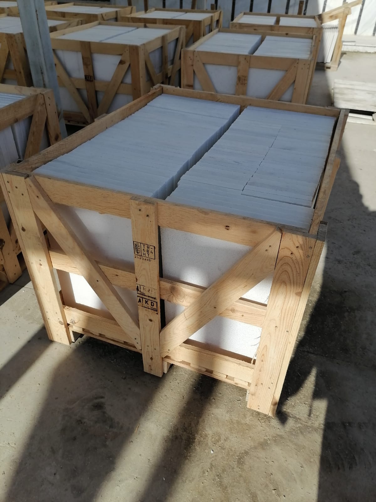 Kemalpaşa Beyazı Kumlamalı Mermer 